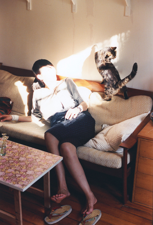 红白赛车与绿色风沙的对决,酋长球场上的巴库式狂飙